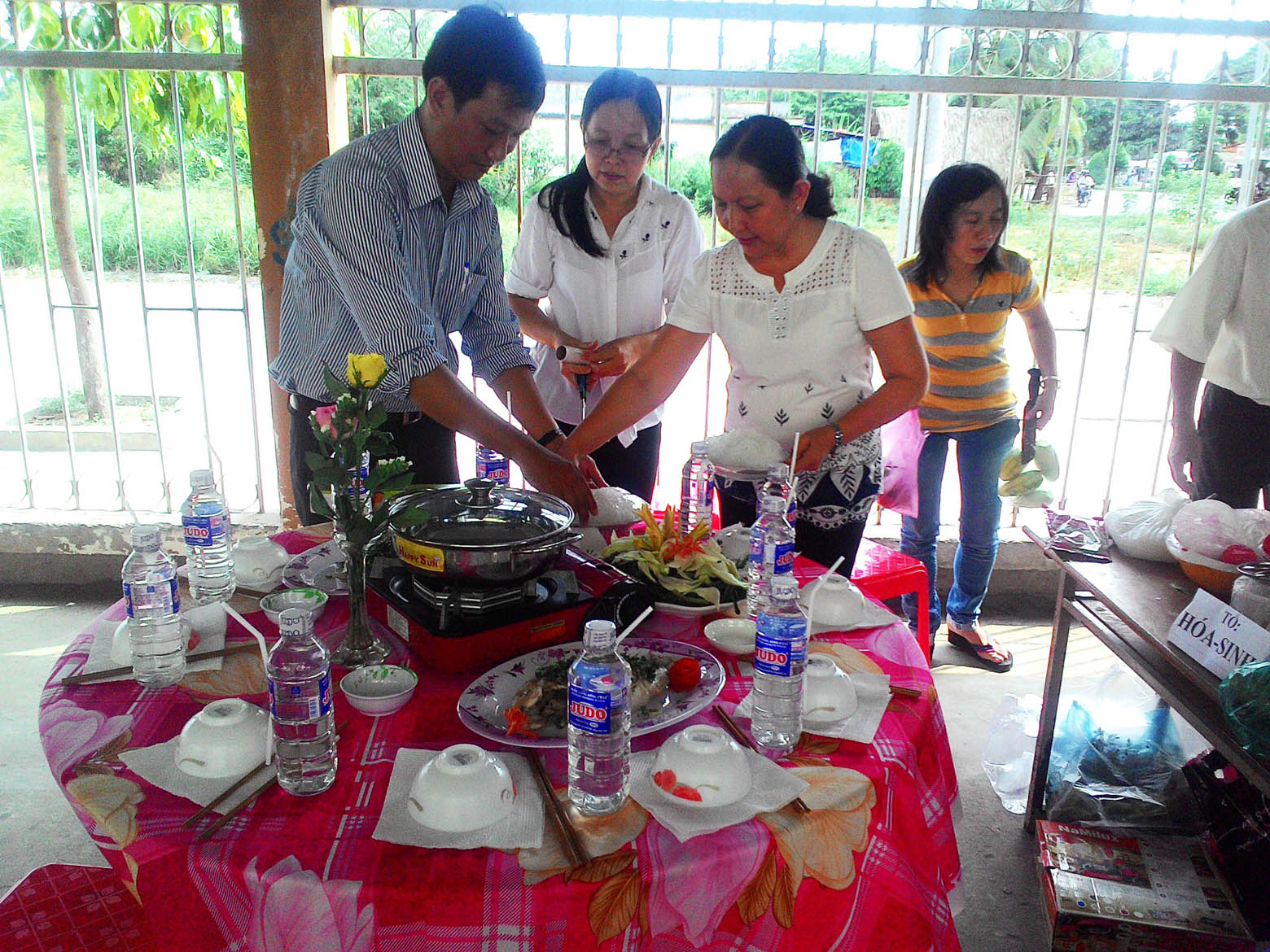 Các thí sinh thực hiện nấu ăn